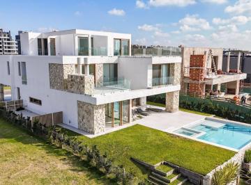 Casa · 700m² · 7 Ambientes · 1 Cochera · Venta Casa a La Laguna 7 Amb. Barrio Los Puentes - Nordelta
