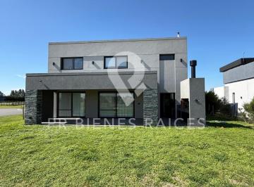 Casa · 150m² · 4 Ambientes · Casa en Alquiler en San Felipe Barrio Privado