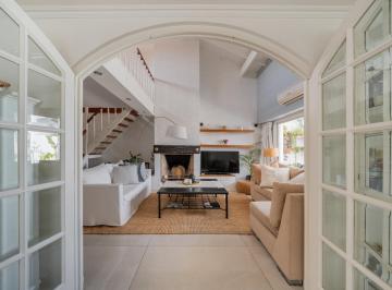 Casa · 245m² · 5 Ambientes · 1 Cochera · Casa Multifamiliar Villa Urquiza 2 Plantas Garage Quincho Lote Propio Venta