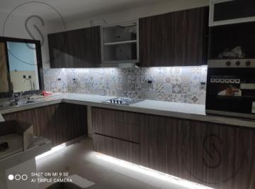 Casa · 180m² · 4 Ambientes · 2 Cocheras · Duplex