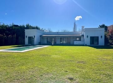 Casa · 230m² · 5 Ambientes · 4 Cocheras · Casa en Altamira en Alquier Anual
