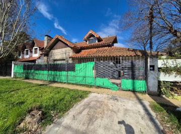 Casa de 5 ambientes, Almirante Brown · Chalet Desarrollado Sobre Amplio Lote en Esquina de 17x30 Aprox