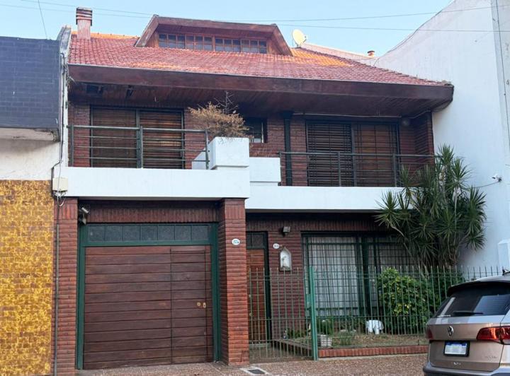 Casa · 367m² · 6 Ambientes · 2 Cocheras