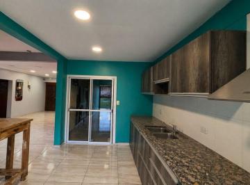 Casa · 124m² · 4 Ambientes · 2 Cocheras · Venta Casa 4 Ambientes C/parque y Cochera Merlo