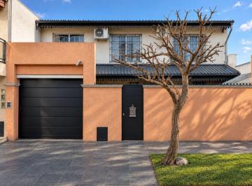 Casa · 255m² · 4 Ambientes · 1 Cochera · Venta Casa 5 Ambientes Cochera Quincho Apcredito