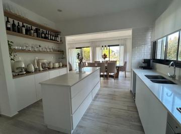 Casa · 215m² · 6 Ambientes · 3 Cocheras · Alquiler Casa 4 Dorms Araucarias Puertos del Lago