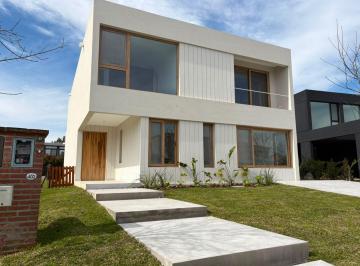 Casa · 256m² · 5 Ambientes · 1 Cochera · Venta Casa a Estrenar 4 Suites Carpinchos Nordelta
