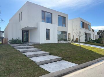 Casa · 256m² · 5 Ambientes · 1 Cochera · Venta Casa a Estrenar 4 Suites Carpinchos Nordelta