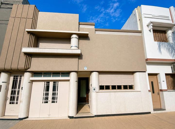 Casa · 180m² · 6 Ambientes · 1 Cochera