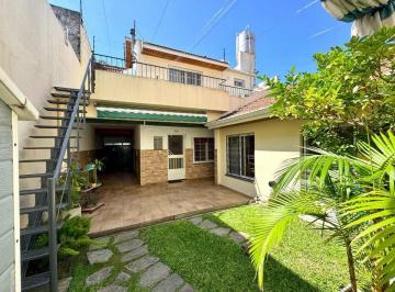 Casa · 129m² · 4 Ambientes · 2 Cocheras · Venta Casa 4 Ambientes, Jardin y Garage Bernal
