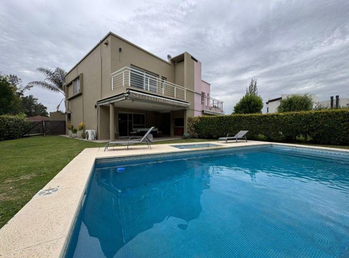 Casa · 122m² · 4 Ambientes · 2 Cocheras