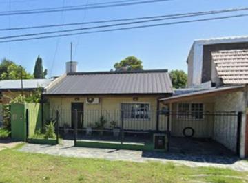 Casa · 100m² · 5 Ambientes · 1 Cochera · Casa con Pileta en Venta en Moreno