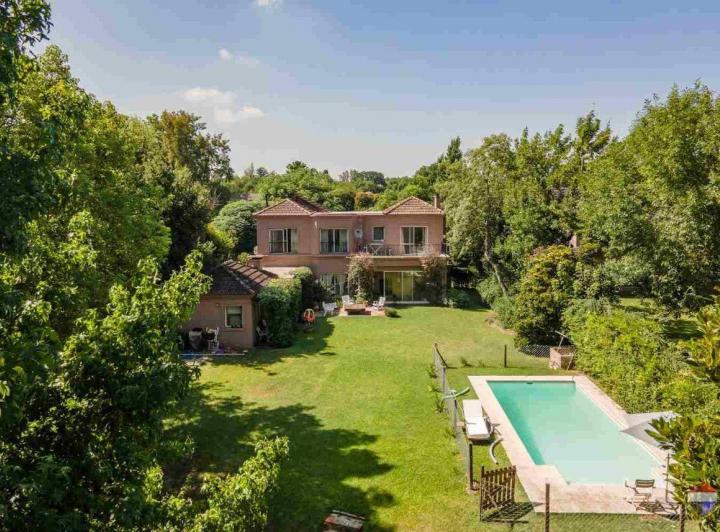 Casa · 240m² · 6 Ambientes · 2 Cocheras