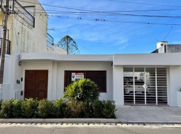Casa · 170m² · 5 Ambientes · 1 Cochera · Casa de 4 Dorm. en San Nicolas