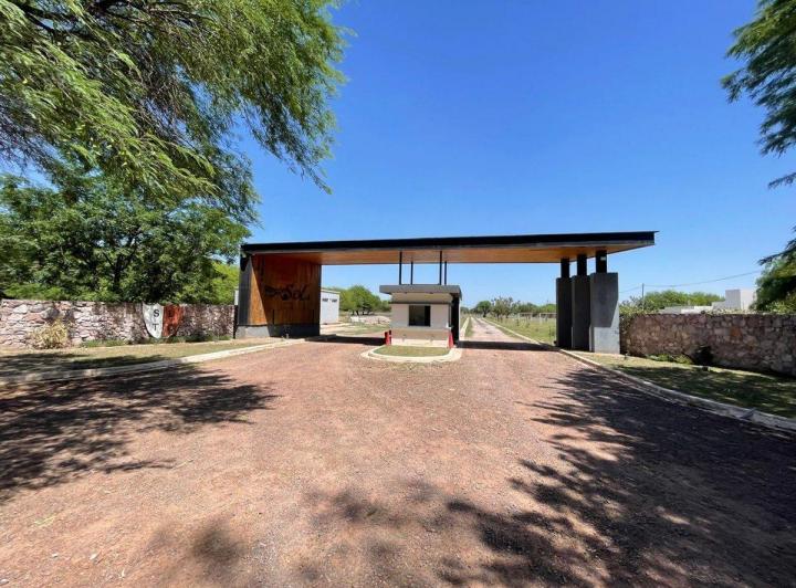 Terreno · 879m²