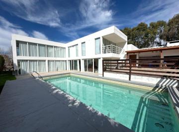 Casa · 371m² · 4 Ambientes · 1 Cochera · Alquiler Permanente Casa 4 Ambientes Piscina Rumenco