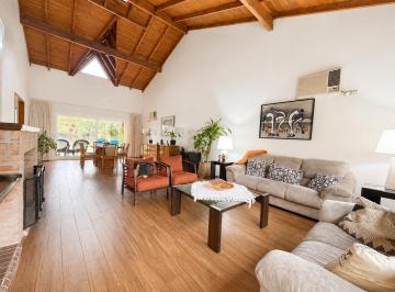 Casa · 325m² · 5 Ambientes · Casa en Venta 4 Amb. en Parque Leloir Apto Crédito