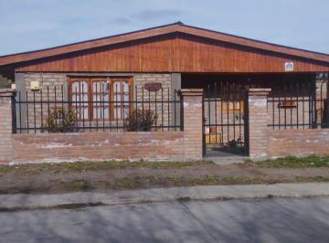FRI-FRI-1288_2 · Venta de Casa 4 Ambientes con Quincho en Los Antiguos, Santa Cruz