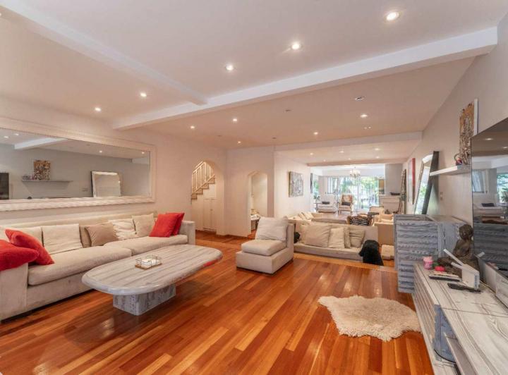 Casa · 400m² · 5 Ambientes · 2 Cocheras