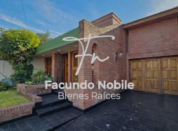 Casa de 4 ambientes, Lanús · Chalet de Categoría de 4 Ambientes con Parque y Quincho en Lanús Oeste
