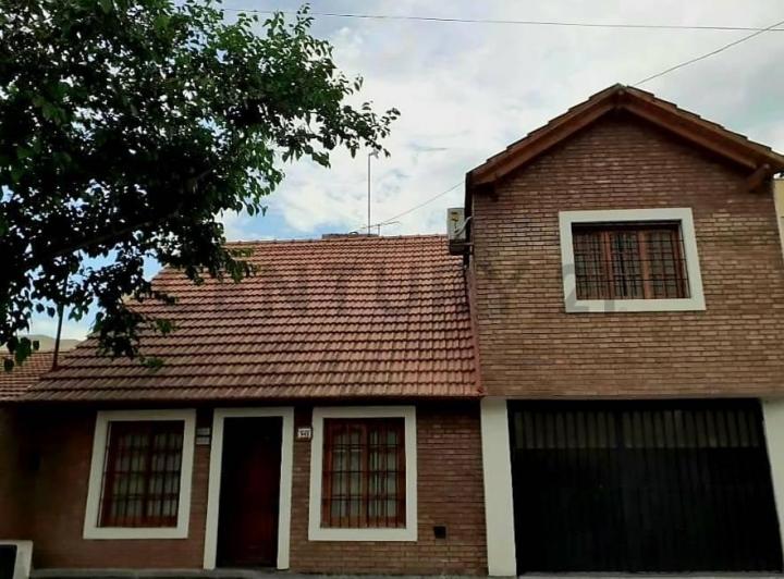 Casa · 1m² · 5 Dormitorios · 1 Cochera