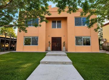 Casa · 197m² · 5 Ambientes · 3 Cocheras · Venta Casa 4 Dorm. Jardín y Pileta. Acepta Propiedad en Parte de Pago