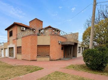 Casa · 172m² · 6 Ambientes · 1 Cochera · Casa en Venezuela 896