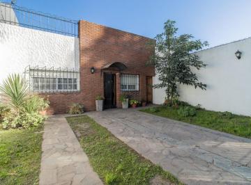 Casa · 208m² · 4 Ambientes · 1 Cochera · Casa Venta 4 Dorm. Lote Propio Villa Lugano