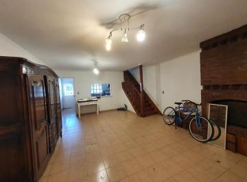 Casa · 240m² · 4 Ambientes · 1 Cochera · Casa Tres Dorm., Cochera, Jardin. Pileta, Quincho - en Venta