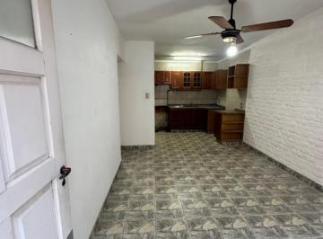 PH · 44m² · 3 Ambientes · Alquiler PH Interno 3 Amb. con Patio - No Abona Expensas - Av Intendente Quindimil 1100, Lanus Oest