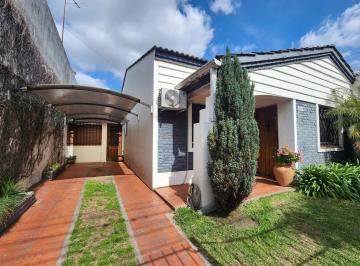 Casa · 120m² · 5 Ambientes · 1 Cochera · ¡Casa en Venta con Amplio Jardín!