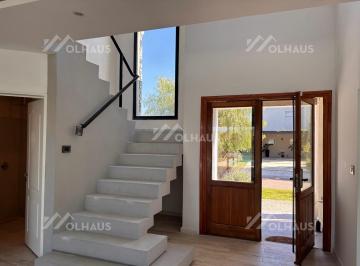 Casa · 220m² · 5 Ambientes · 2 Cocheras · Casa en Venta en San Ramón, Pilar del Este, Pilar