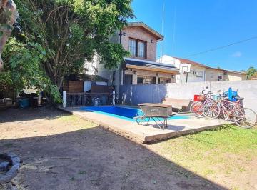 Terreno · 152m² · 5 Ambientes · 1 Cochera · Casa Sobre Lote de 10x40 con Gran Jardín con Piscina - en Venta