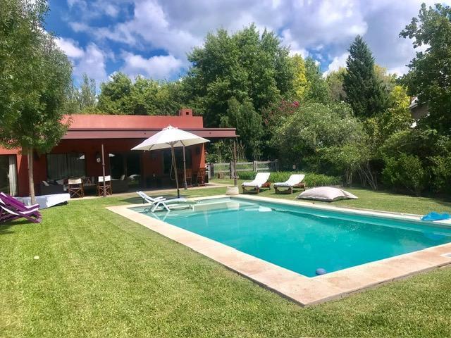 Casa · 300m² · 5 Ambientes · 2 Cocheras