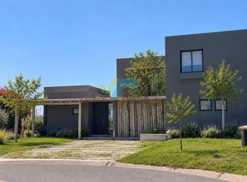 Casa · 260m² · 5 Ambientes · 6 Cocheras · Casa en Venta Ubicado en San Sebastian - Area 2 Al Golf, San Sebastian, Escobar