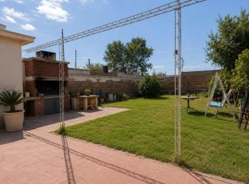 Casa · 106m² · 5 Ambientes · 1 Cochera · Casa en Venta en Dorrego | Excelente Oportunidad!