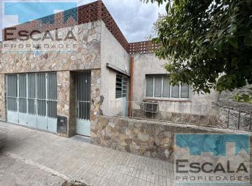 Casa · 80m² · 5 Ambientes · 1 Cochera · Casa de Dos Dorm. con Cochera en Alquiler
