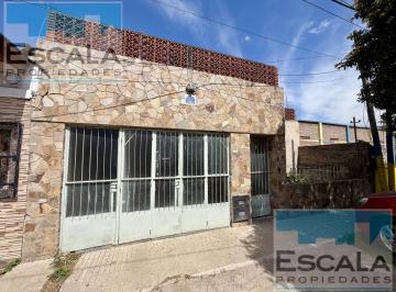 Casa · 80m² · 5 Ambientes · 1 Cochera · Casa de Dos Dorm. con Cochera en Alquiler