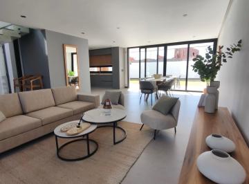 Casa · 220m² · 8 Ambientes · 2 Cocheras · Casa en Campo Chico Urbanización Residencial