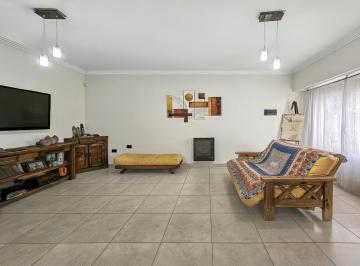 Casa · 115m² · 6 Ambientes · 1 Cochera · Miñones 834