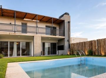 Casa · 130m² · 5 Ambientes · 2 Cocheras · Los Adobes 978