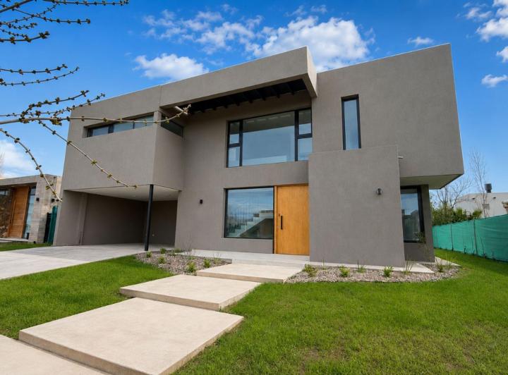 Casa · 225m² · 4 Ambientes · 2 Cocheras