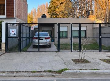 Casa · 90m² · 4 Ambientes · 1 Cochera · Venta Casa en Centenario 2 Dorm.