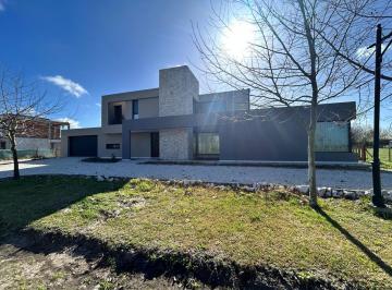 Casa · 314m² · 6 Ambientes · 6 Cocheras · Venta Casa Haras del Sur III de 5 Dorm.