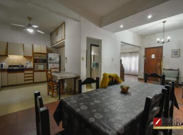 Casa · 175m² · 5 Ambientes · 1 Cochera · Venta Chalet 4 Ambientes en Banfield