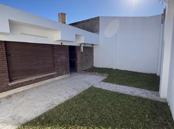 Casa · 95m² · 4 Ambientes · Casa de 2 Dorm. a Reciclar con Jardín en Venta en Rosario - Zona Sur