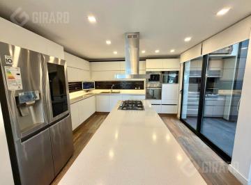 Casa · 200m² · 4 Ambientes · Casa en Venta de 4 Ambientes con Piscina Climatizada, en Impecable Estado, Zona San Carlos.
