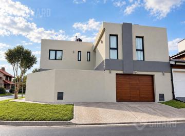 Casa · 200m² · 4 Ambientes · Casa en Venta de 4 Ambientes con Piscina Climatizada, en Impecable Estado, Zona San Carlos.