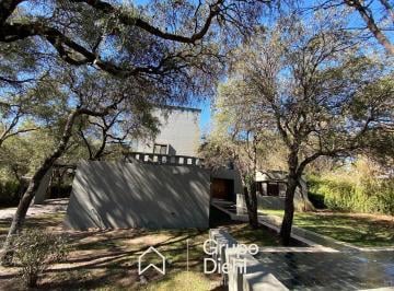Casa · 350m² · 5 Ambientes · 3 Cocheras · Casa en Country El Bosque