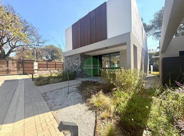 Casa · 225m² · 6 Ambientes · 2 Cocheras